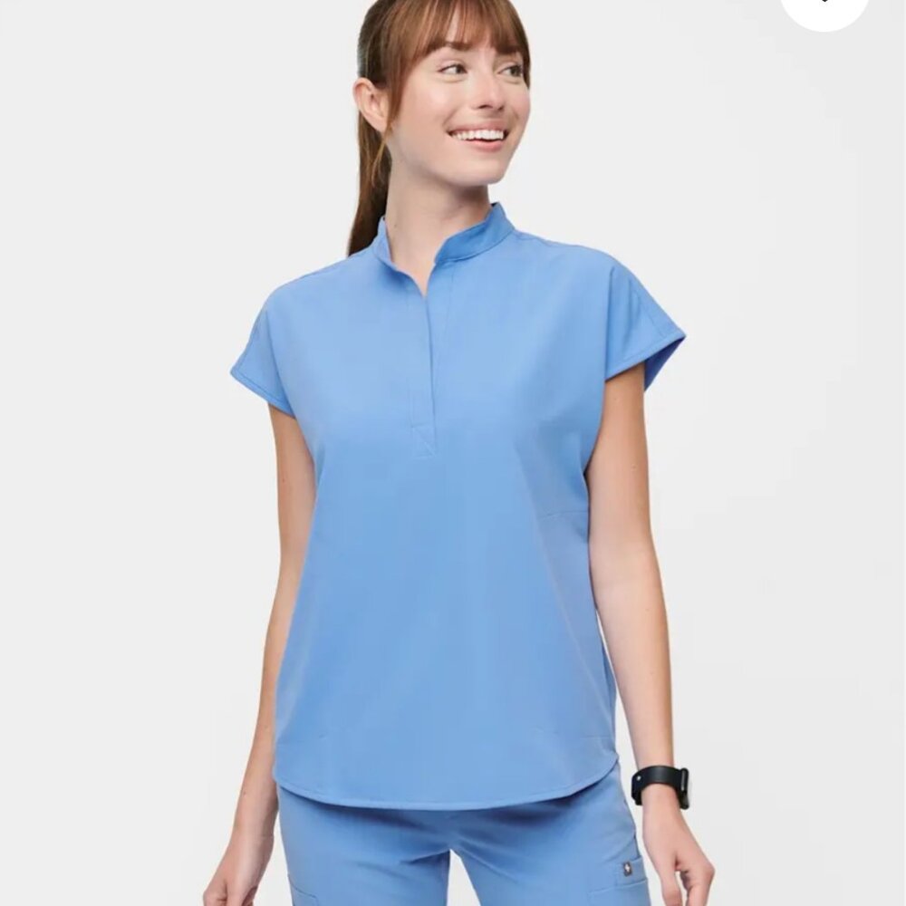 Figs Rafaela scrub top in Ceil Blue size M